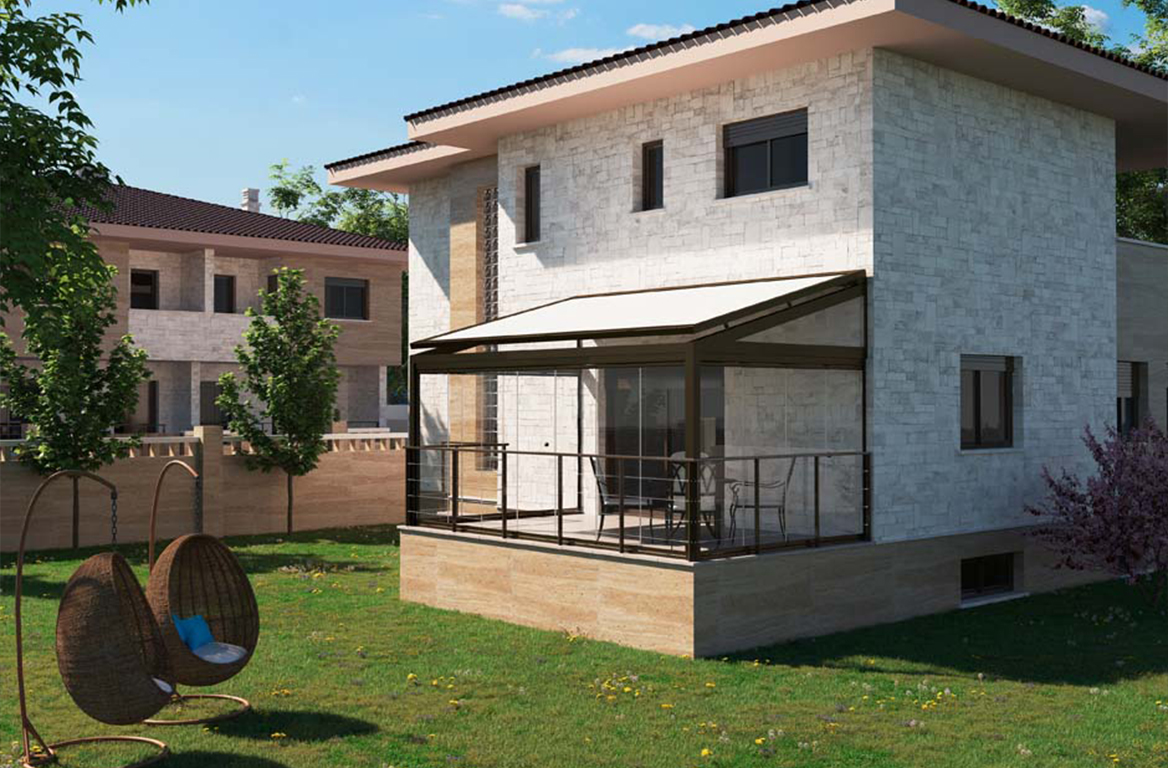 Moderne steinhus over to etasjer med innglasset uteplass, metallrekkverk og hengende eggestoler i hagen.