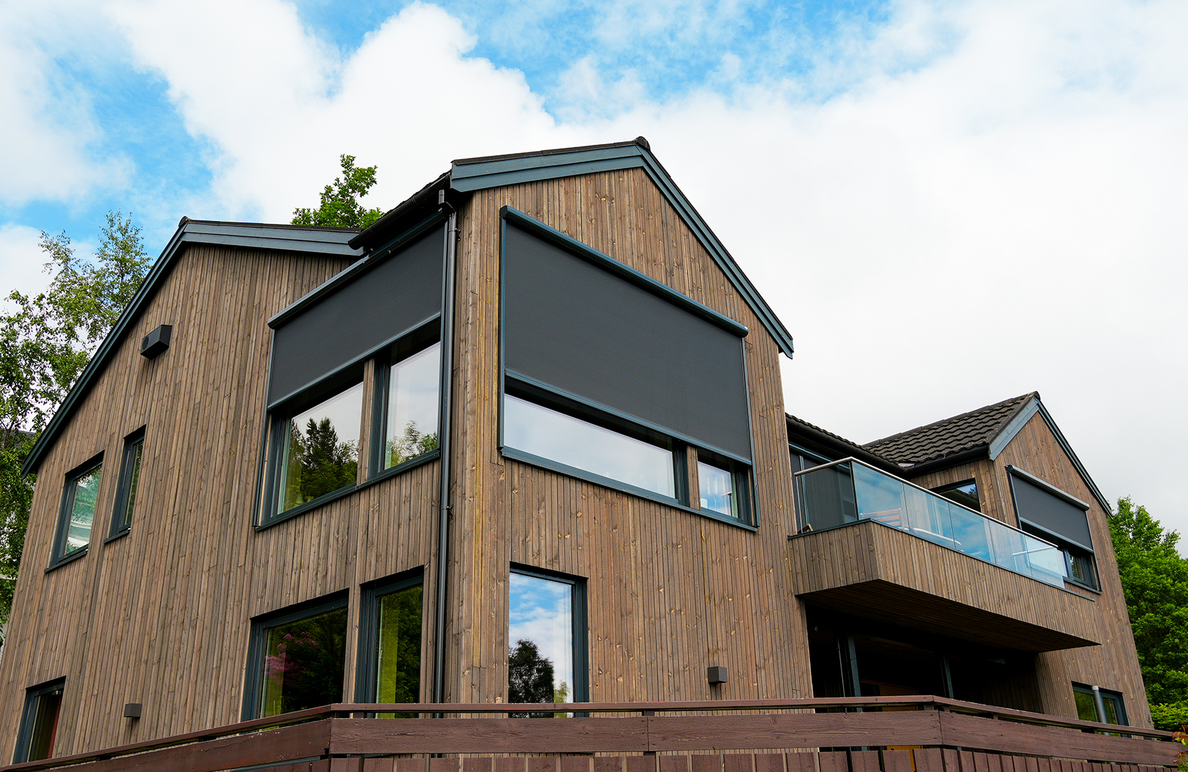 sort zip screen markisemannen montert på moderne hus