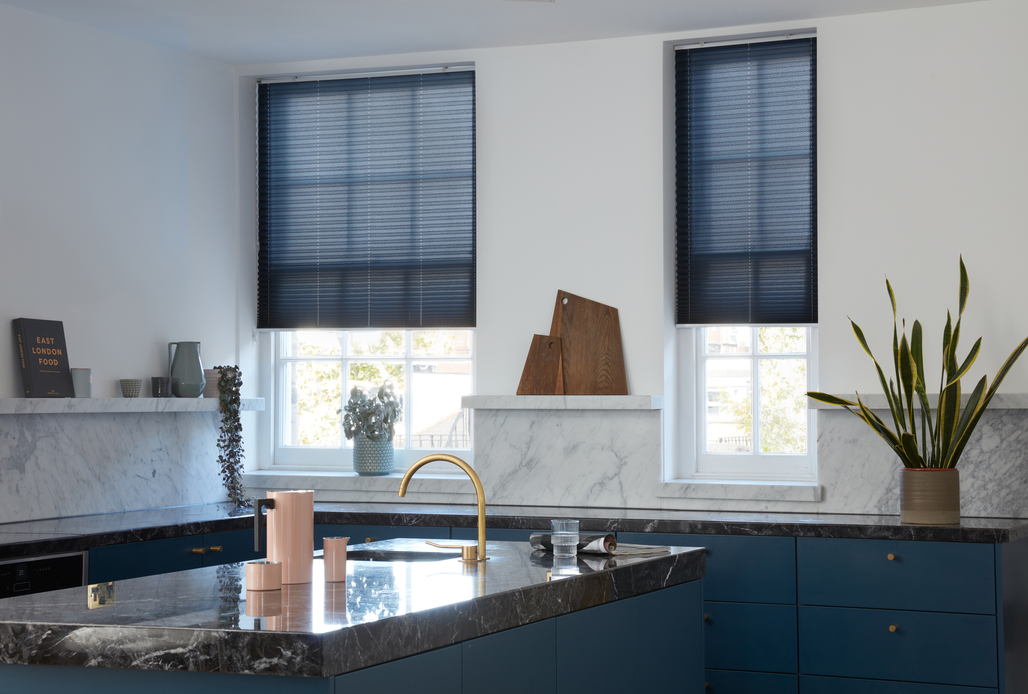 HIL 2019 PLEATEDLAUNCH PLEATEDBLINDS FREEHANG RELIFE RECYCLED ANTHRACITE KITCHEN 07