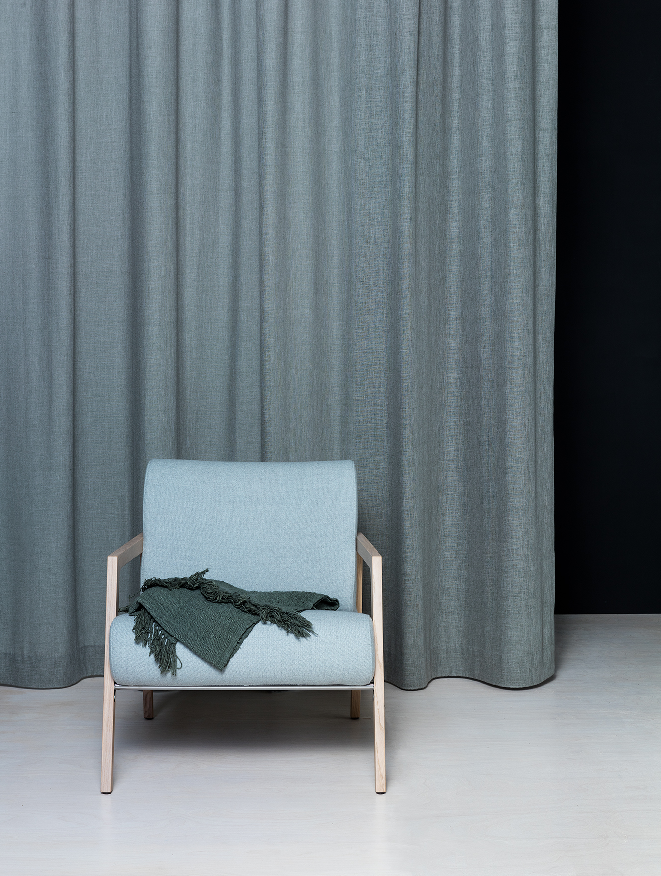 Vliet Met Stoel Ervoor Zwarte Wand LOWRES