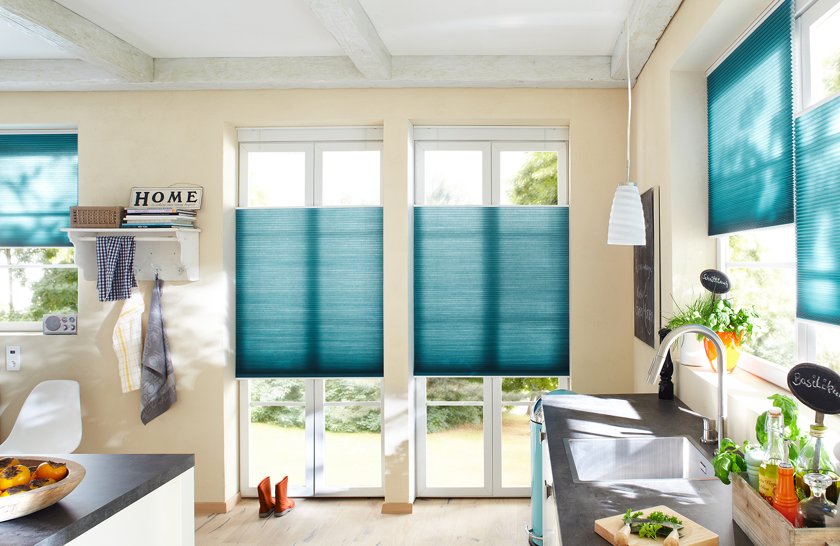 Nærbilde av rosa pliségardiner helt trukket ned, med bunnlisten pent hvilende mot gulvlisten.